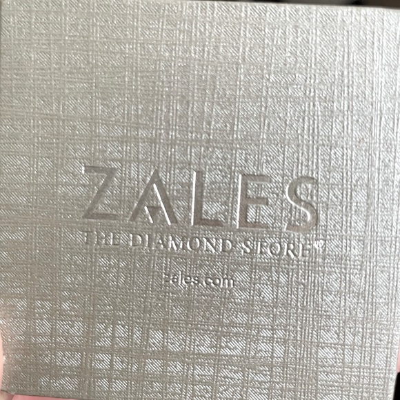 Zales heart ring. Doesn’t fit me. Size 5.5/ 6 - Picture 3 of 3